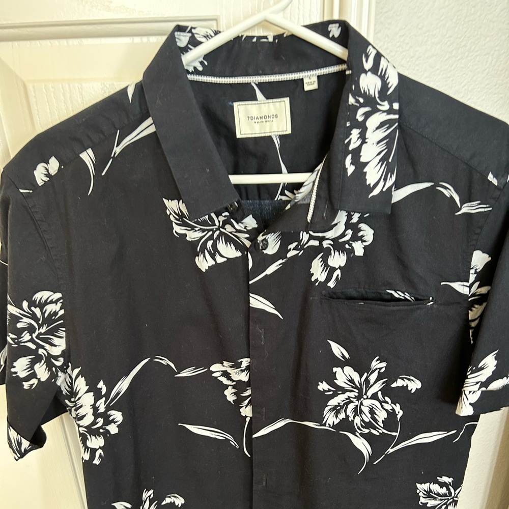 Black 7 diamonds casual Hawaiian shirt. Size Large